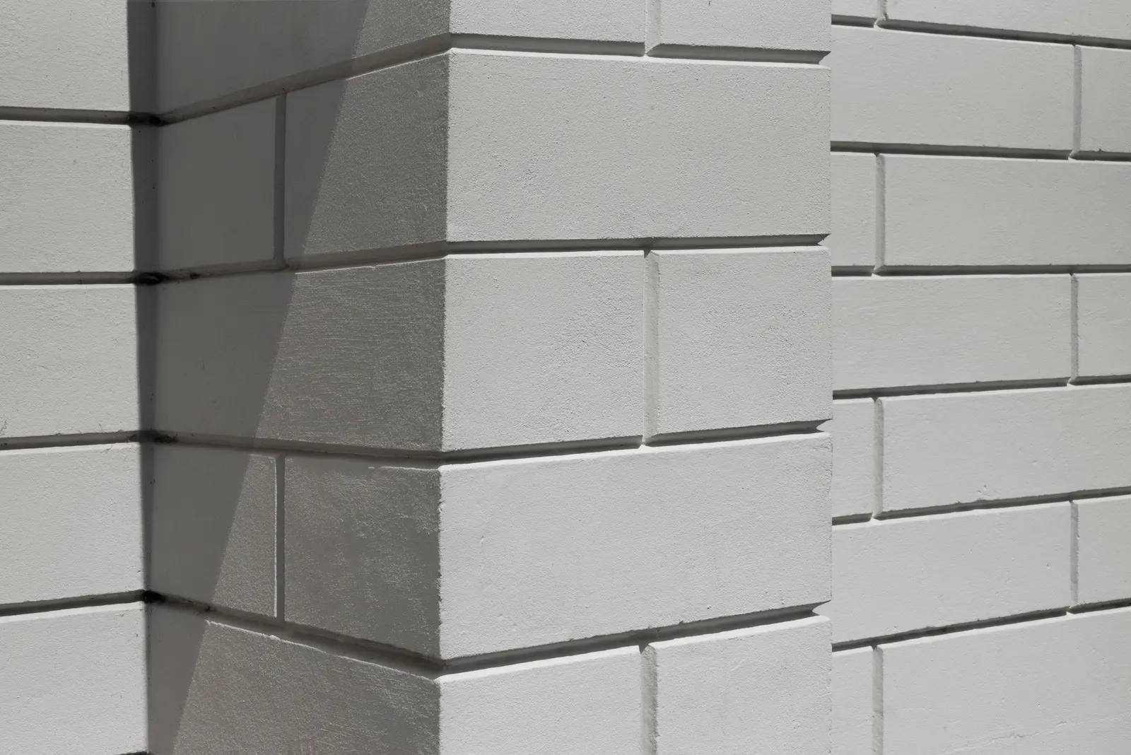 New masonry corner detail with crisp clean joints
