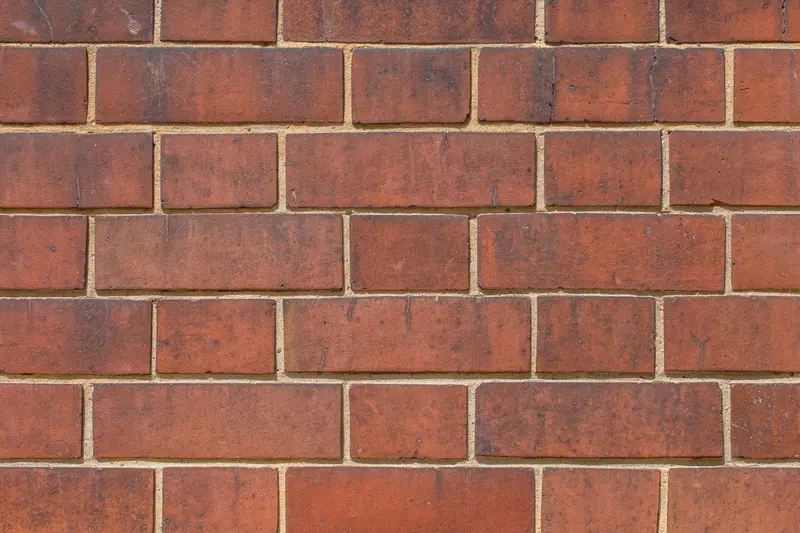 Running-bond brick coursing with clean mortar joints